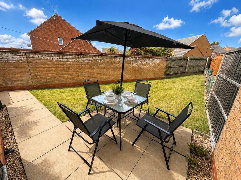 Back garden with dining area 