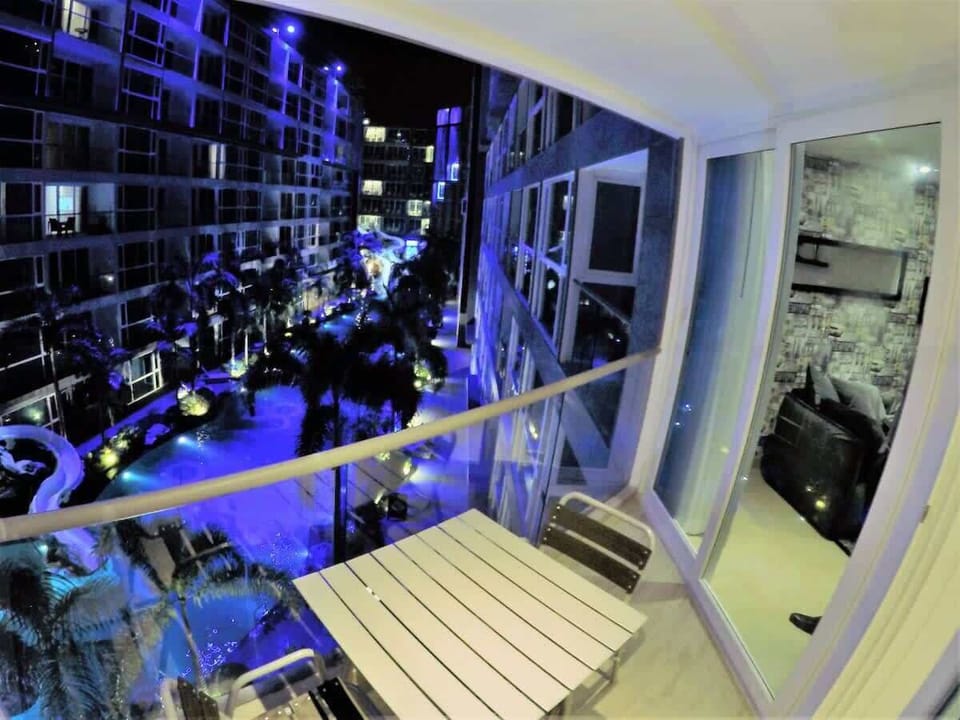 La superbe terrasse en angle de la résidence offre une vue panoramique et unique sur la piscine, garantissant intimité et perspectives imprenables sans aucun vis-à-vis. Un véritable atout pour profiter pleinement du cadre extérieur.
