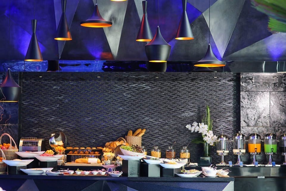 Le restaurant de la résidence propose également un service de petit-déjeuner, permettant aux résidents de commencer leur journée avec un repas savoureux et équilibré, livré directement en chambre sur demande.