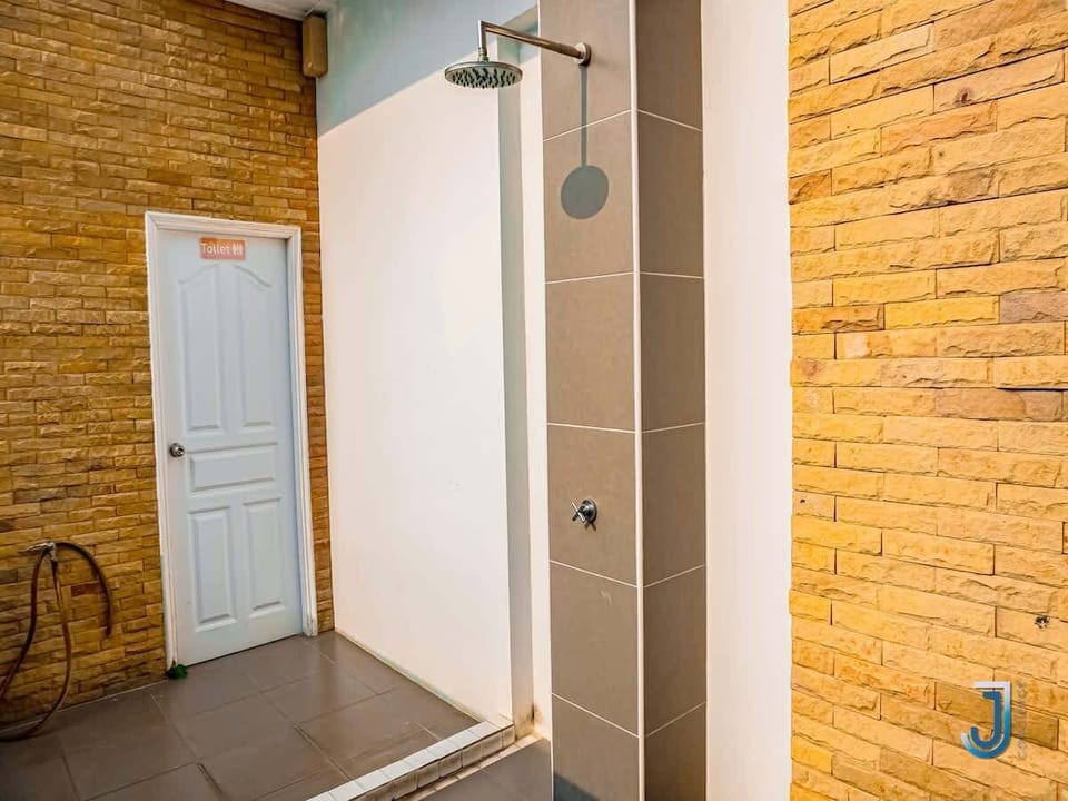 Douche extérieure pratique pour se rincer avant ou après la baignade. Située juste à côté de la piscine rooftop.