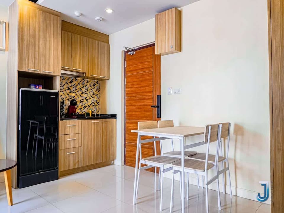 Un coin repas pratique et lumineux, parfait pour savourer vos petits plats maison ou planifier vos aventures à Pattaya. Juste à côté, la cuisine compacte est à portée de main.