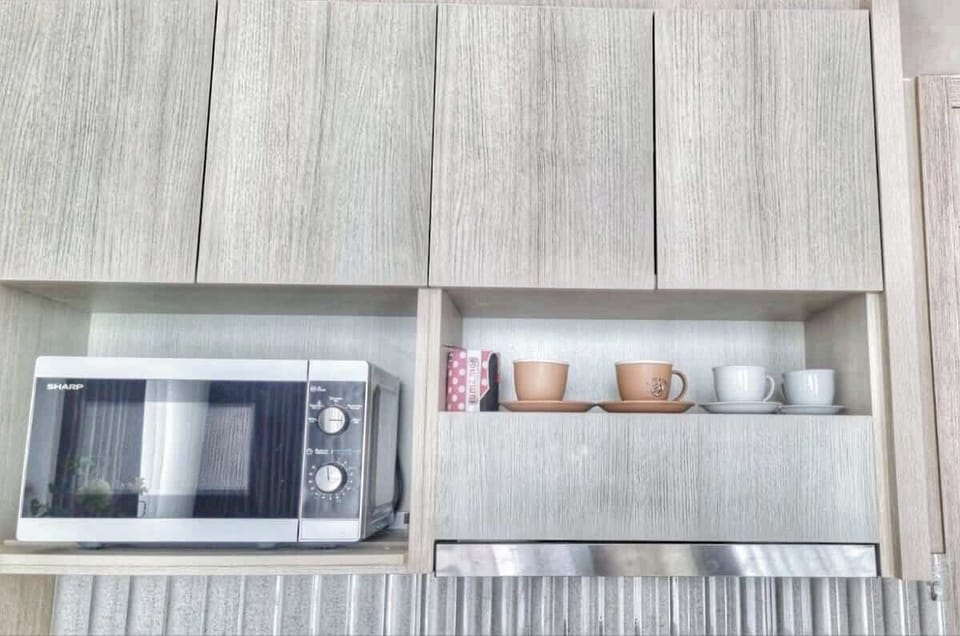 Placards de cuisine modernes en bois clair. Un espace fonctionnel qui allie rangement intelligent et design épuré pour un séjour confortable.