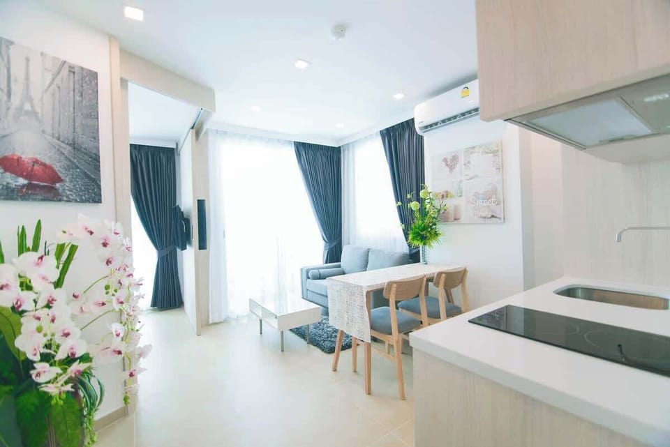 Appartement moderne et lumineux, idéalement situé pour explorer la ville. Profitez d'un espace de vie confortable avec cuisine équipée, salon cosy et chambre douillette. Parfait pour les couples ou les voyageurs solo en quête de tranquillité.