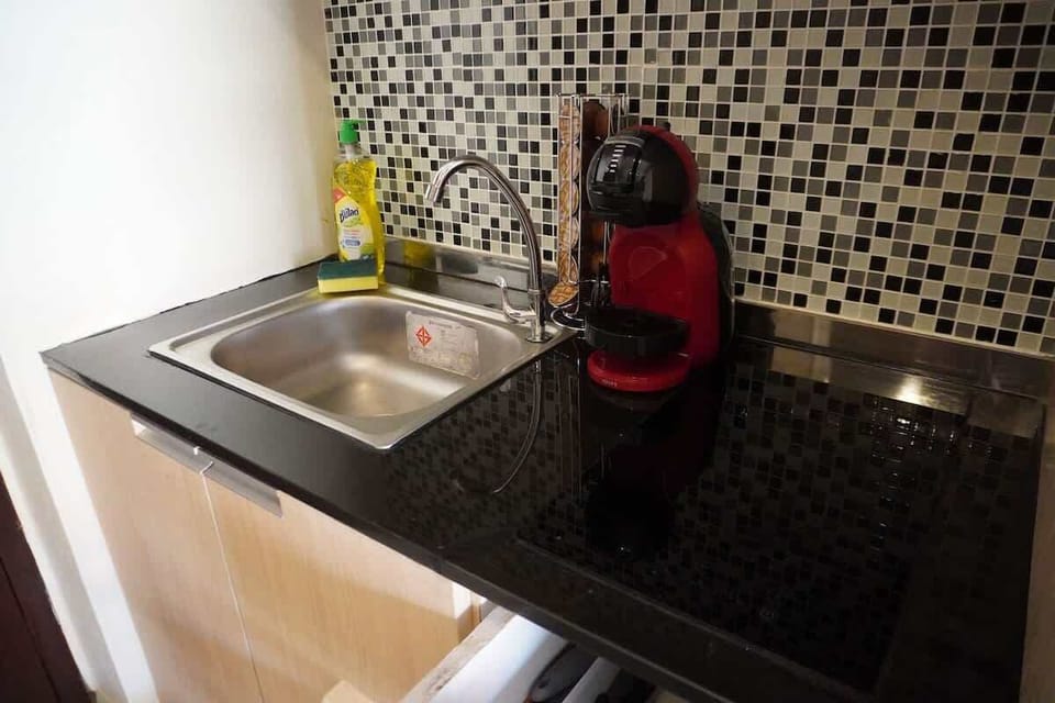 Un évier design, une robinetterie élégante et des accessoires bien pensés font de cette cuisine un espace agréable à utiliser. Chaque élément a été choisi pour allier style et confort au quotidien.