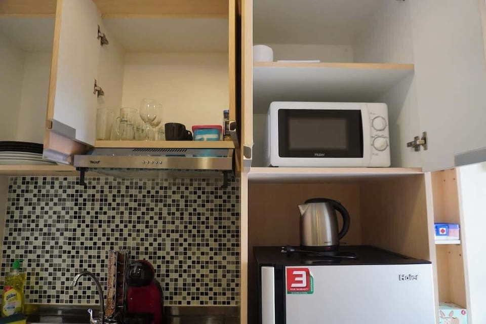 Avec son design épuré et ses équipements modernes, cette cuisine combine esthétique et praticité. Laissez-vous séduire par une ambiance conviviale, parfaite pour préparer vos repas en toute simplicité.