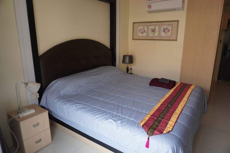 Ce lit vous invite à la détente avec sa literie moelleuse et son ambiance apaisante. Que ce soit pour une grasse matinée ou une nuit paisible, tout est pensé pour un sommeil réparateur.