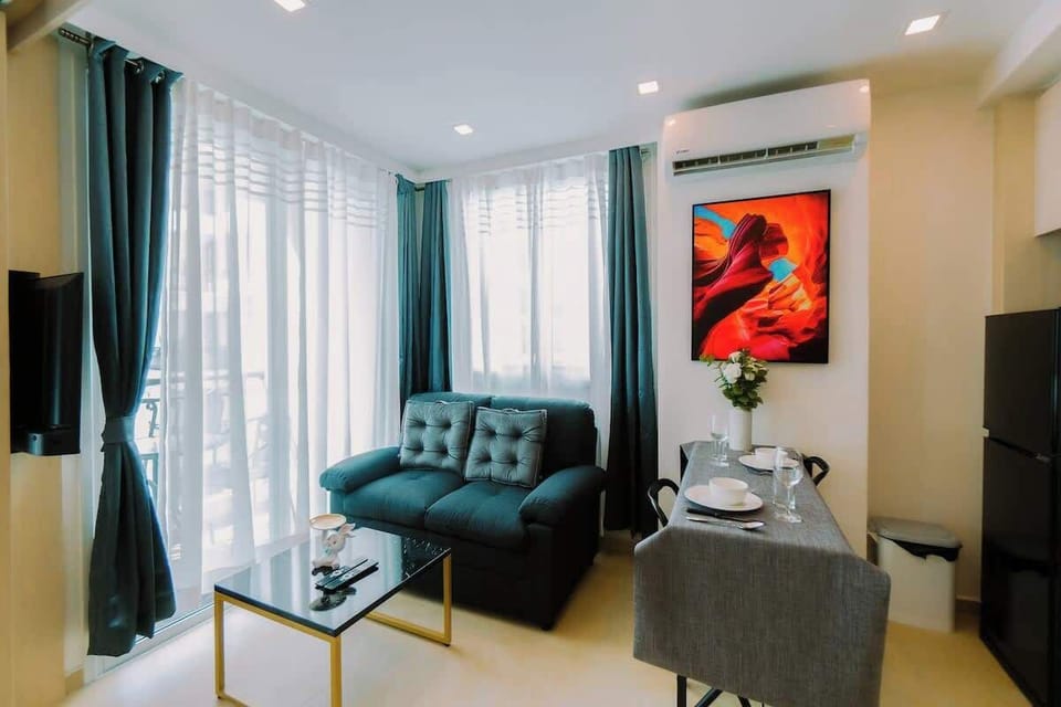 Salon cosy, moderne baigné de lumière naturelle joliment décoré. Canapé confortable, table basse et salle à manger intime pour un séjour relaxant. Parfait pour profiter de moments de détente dans une ambiance chaleureuse.
