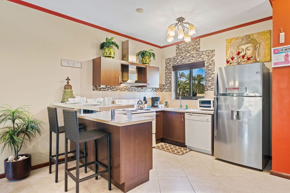 Fully equipped kitchen with a breakfast bar