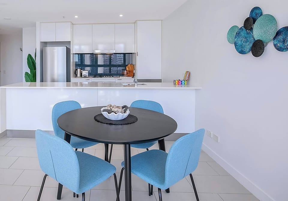 Gather around the round dining table for four—perfect for shared meals, morning coffees, or planning your next day in the Valley.