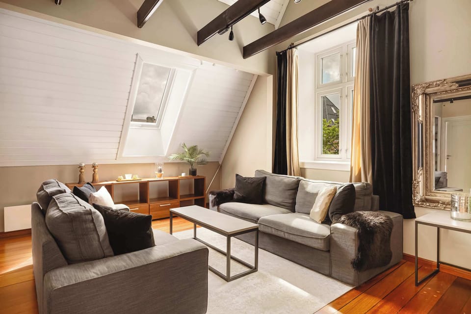 Inviting living space – Designed for comfort and conversation.