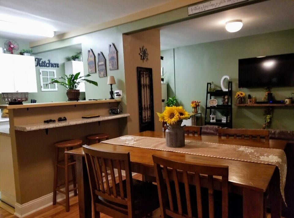 Dining / Restaurant