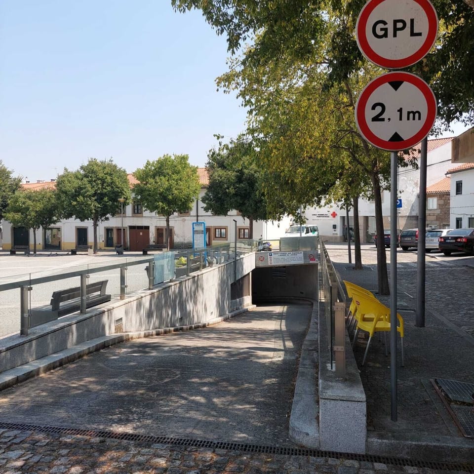 Parque de Estacionamento Público (Pago)