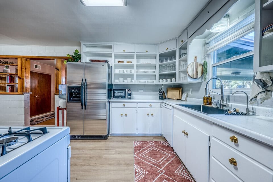 Fully stocked kitchen with all you need to cook!