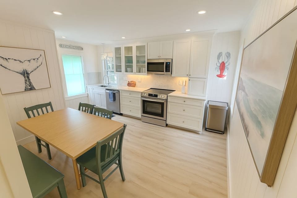 Brand new beautiful kitchen seats 6