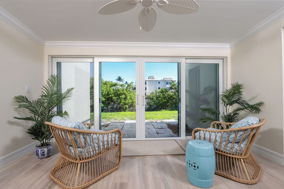 Sitting area off kitchen