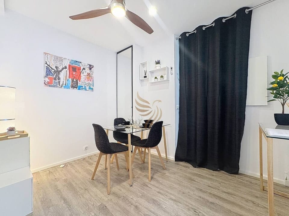 Salle à manger au style contemporain, idéale pour partager vos repas.