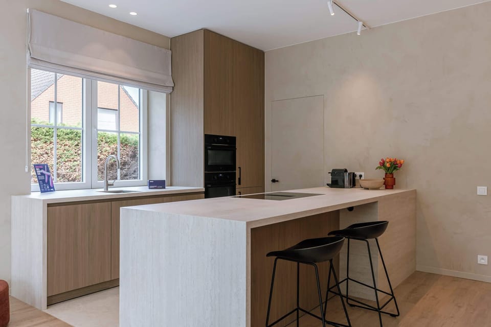 Fully Equipped Modern Kitchen: Kitchen with Breakfast Bar and Window Light