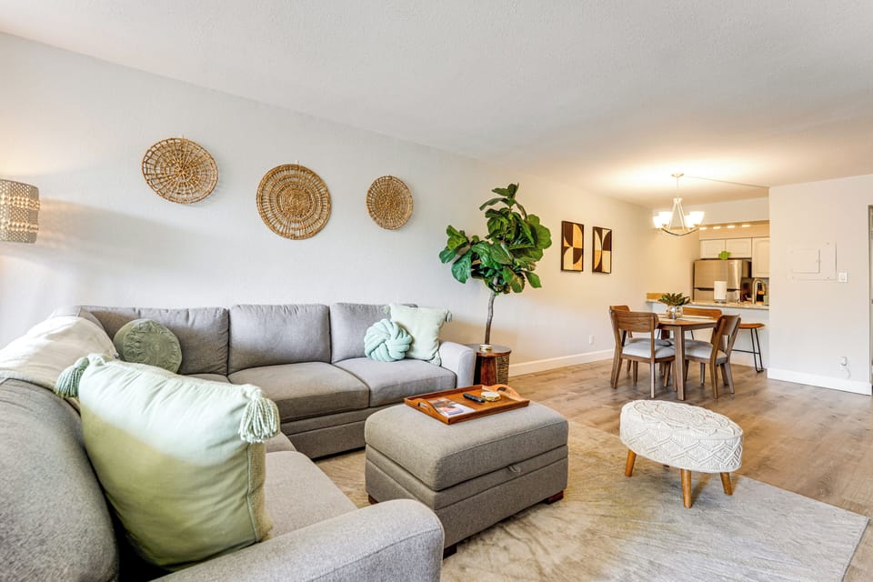 Living Room | Free WiFi | Central A/C & Heating | Smart TV