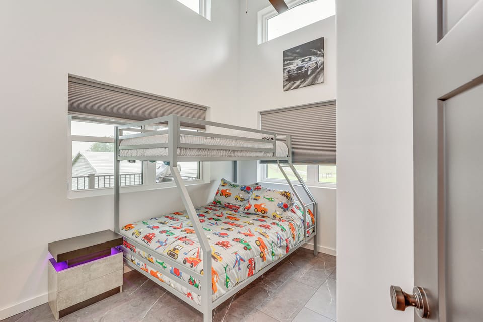Bedroom 2 | Twin/Full Bunk Bed