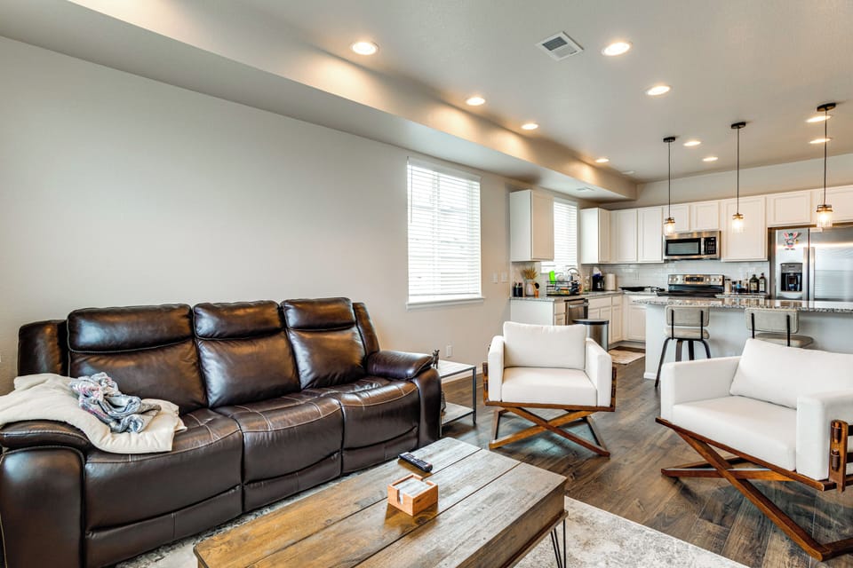 Living Room | 1st Floor | Smart TV | Central Heating & A/C | Free WiFi