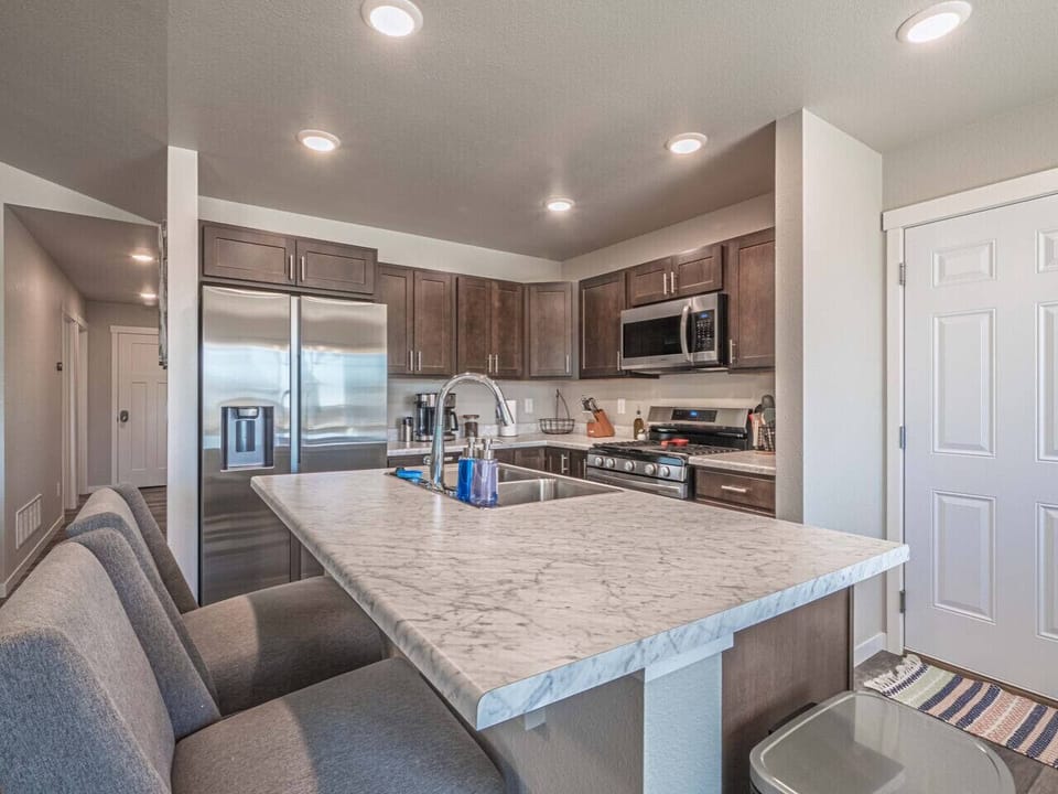 From quick breakfasts to home-cooked dinners—enjoy the convenience of a toaster, microwave, and full-sized stove.