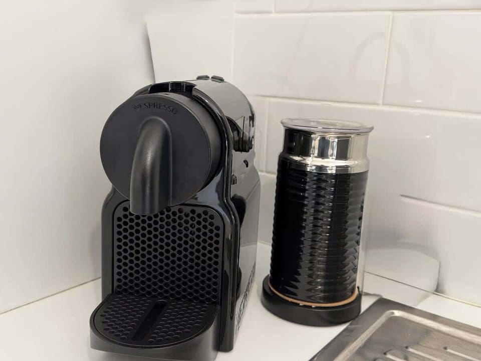 Indulge in a relaxing coffee moment with our Nespresso machine and frother. Whether it's a quick espresso or a creamy latte, it's all here to enhance your morning routine!