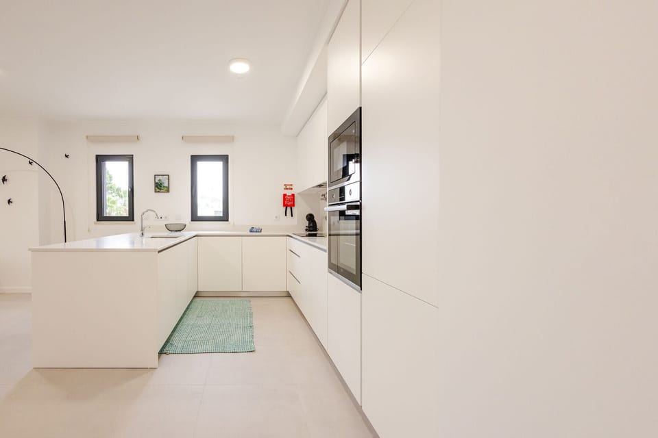 Fully equipped two-bedroom apartment in Foz do Arelho with balcony and access to a shared rooftop pool. Just minutes from the beach and lagoon.