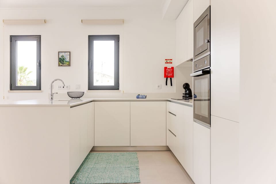 Fully equipped two-bedroom apartment in Foz do Arelho with balcony and access to a shared rooftop pool. Just minutes from the beach and lagoon.