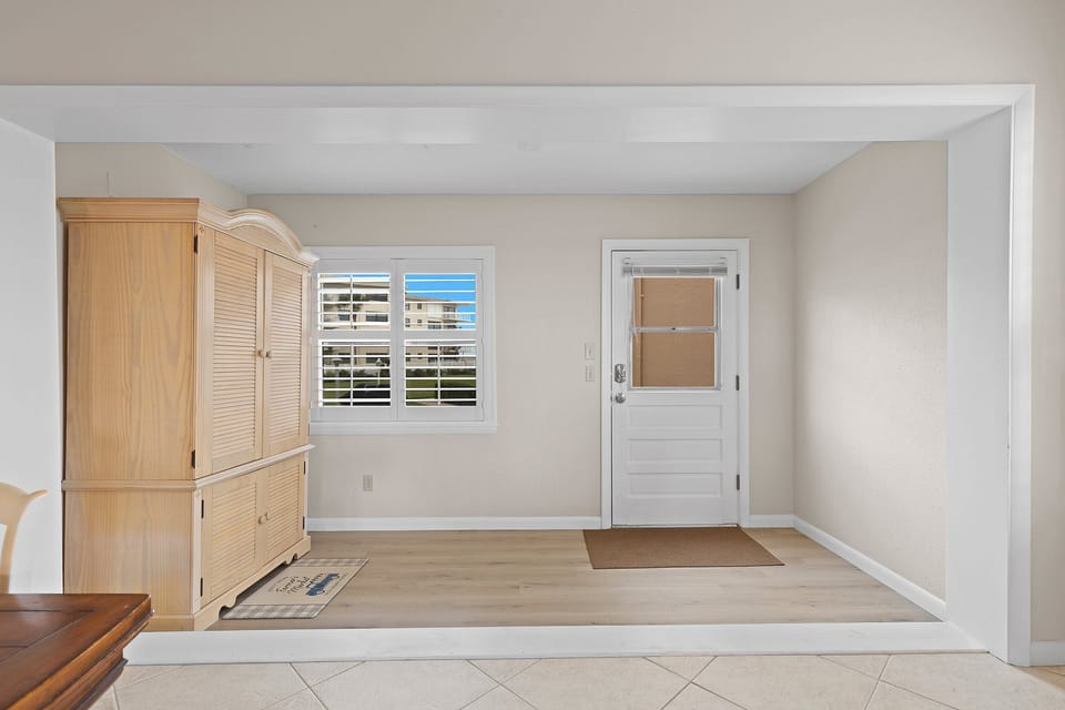 Welcome to your beach stay! This bright entry area offers a warm coastal greeting with natural light and space to drop your bags before heading out for ocean fun.