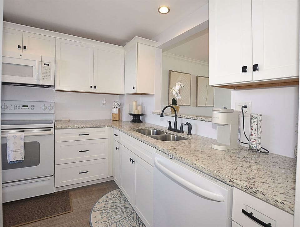 Kitchen with Stainless Steel Sink & Granite Counter Tops