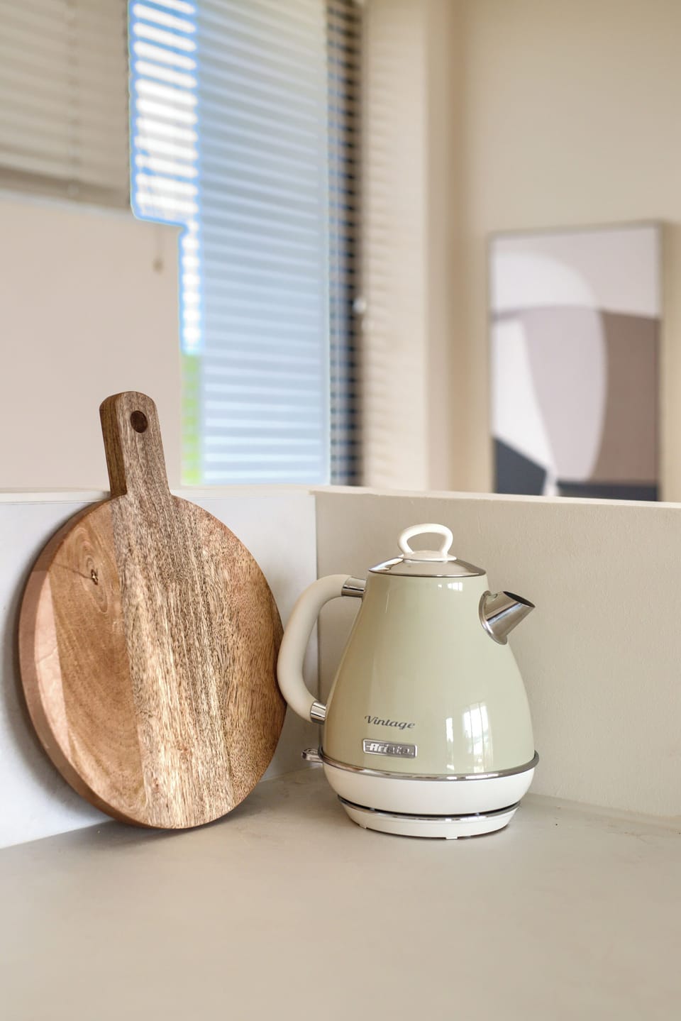 Ariete kettle & wood cutting board, simple tools for cozy kitchen moments