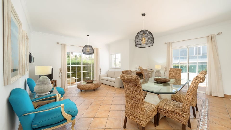 Dining room with a large table, ideal for group meals, featuring decor that brings out the spirit of the Algarve.