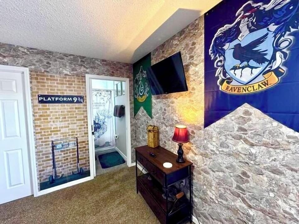 UPPER FLOOR: Bedroom 4: additional view with Smart TV