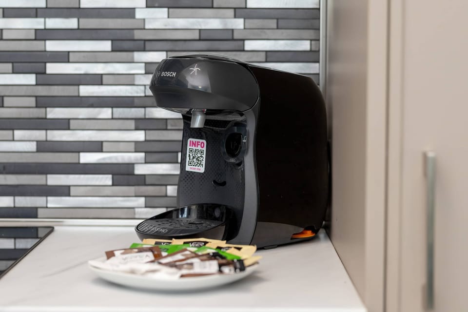The coffee machine and prepared cups let you enjoy an aromatic start to the day without leaving the apartment.