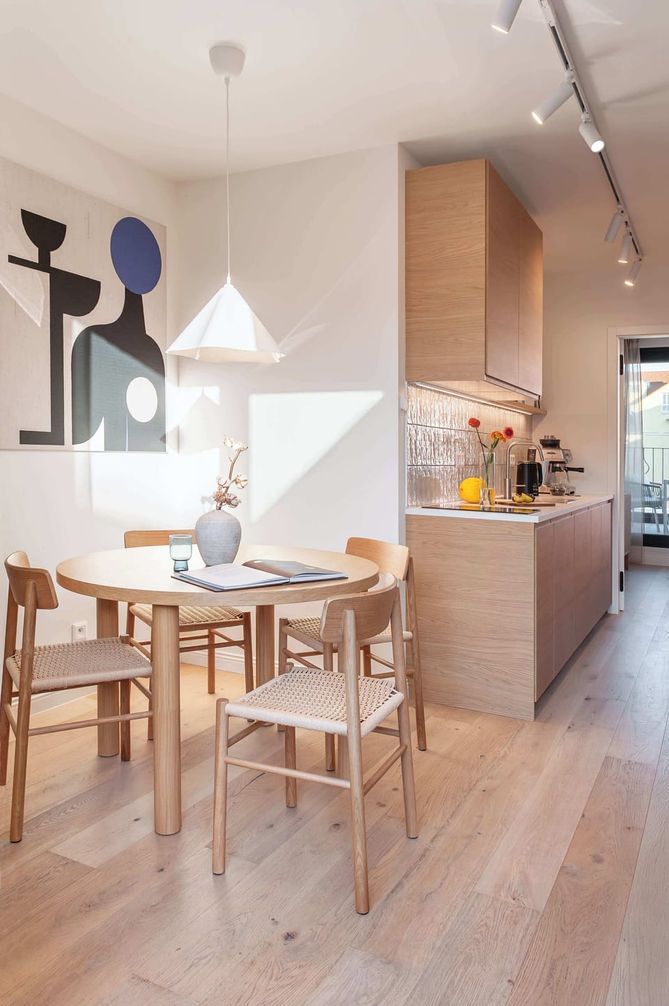 Entrance to the apartment to the first bedroom, dinnig area and kitchen