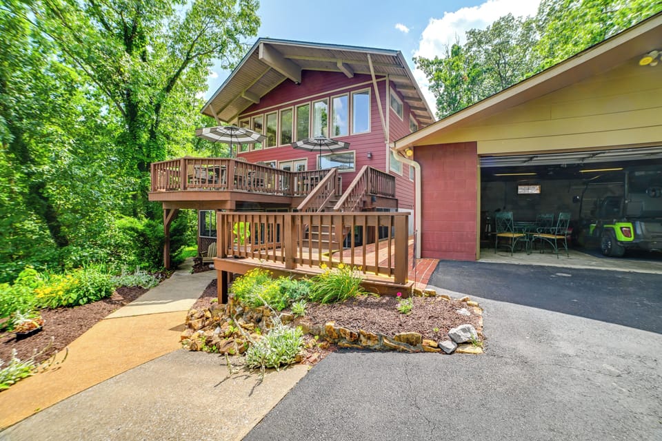 New Concord Vacation Rental | 7BR | 6BA | 2,500 Sq Ft | Stairs to Enter