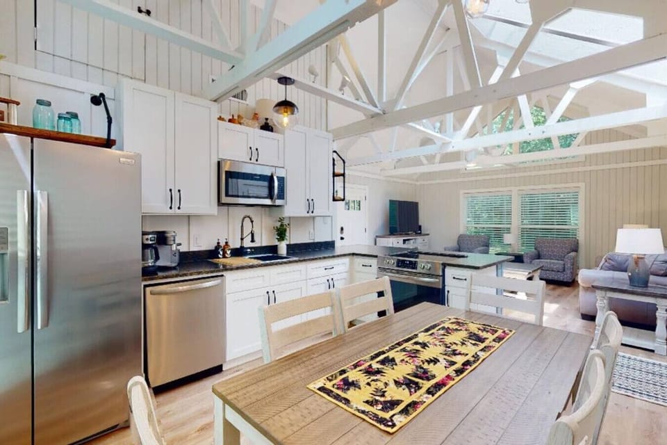 Full Kitchen and dining table for 6