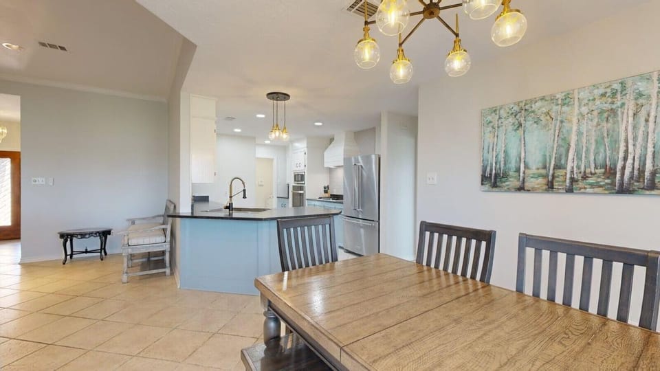 Dining room area- seats 6