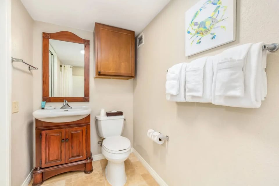 Refresh effortlessly with fluffy towels and a spotless vanity.