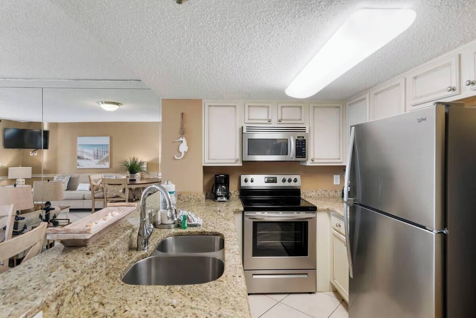 Fully equipped kitchen with icemaker.