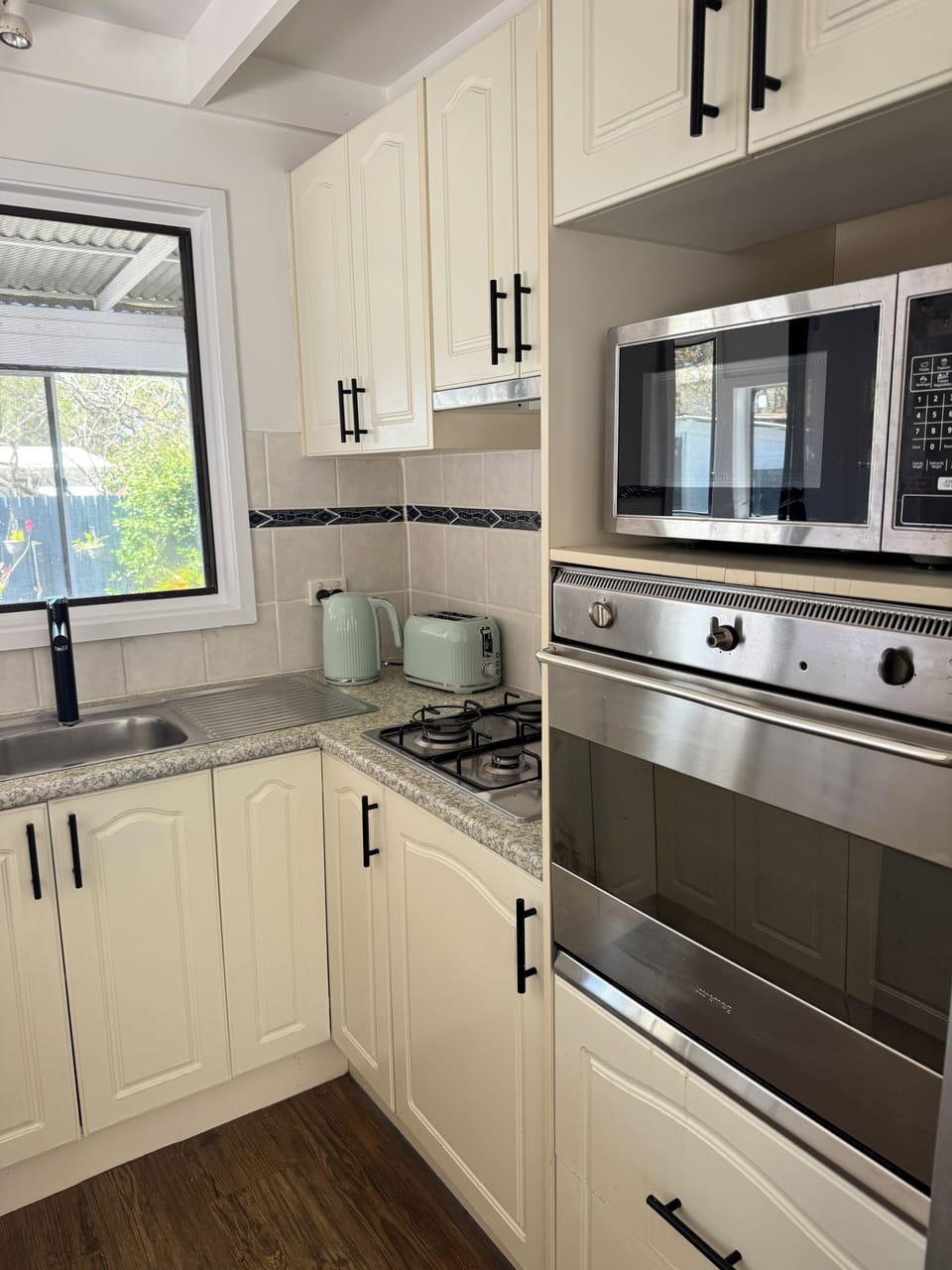 Fully equipped kitchen.