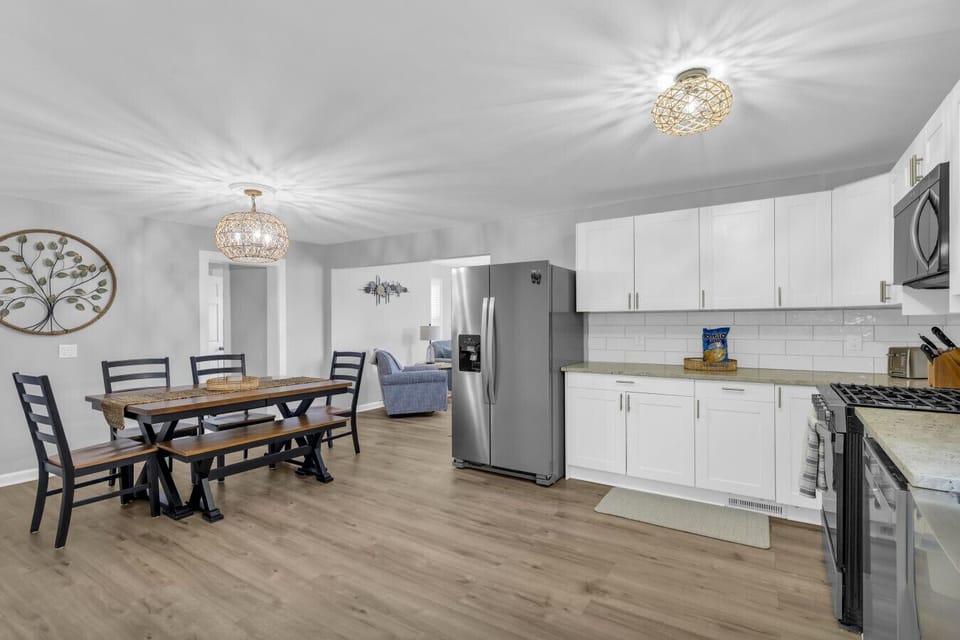 This kitchen came to slay. Full-size, fully stocked, and begging to host a taco night.