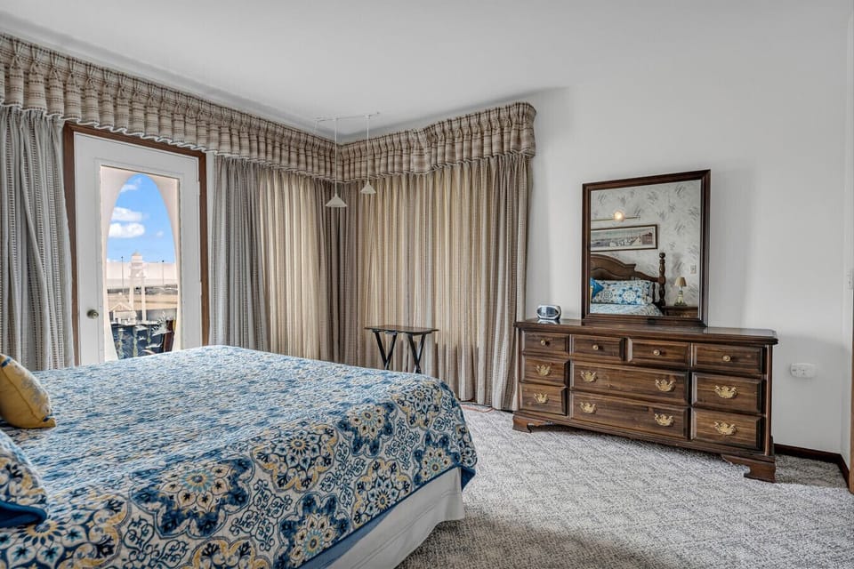 Start your morning with lake views and end it with pure comfort.
