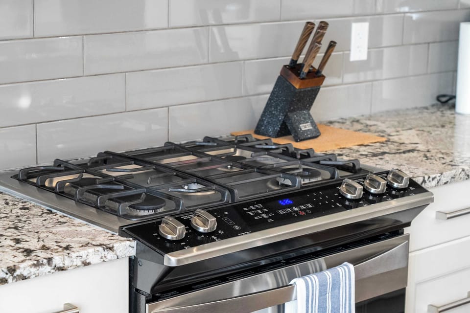 Cook like a pro with the full-size gas stove