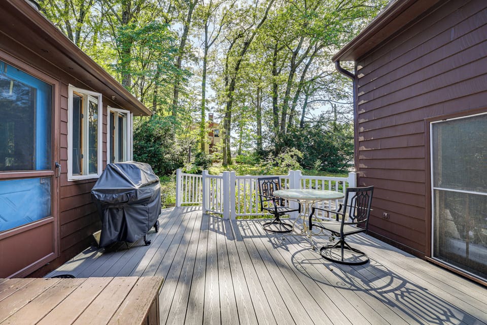 Deck | 2 Grills | 2 Dining Tables