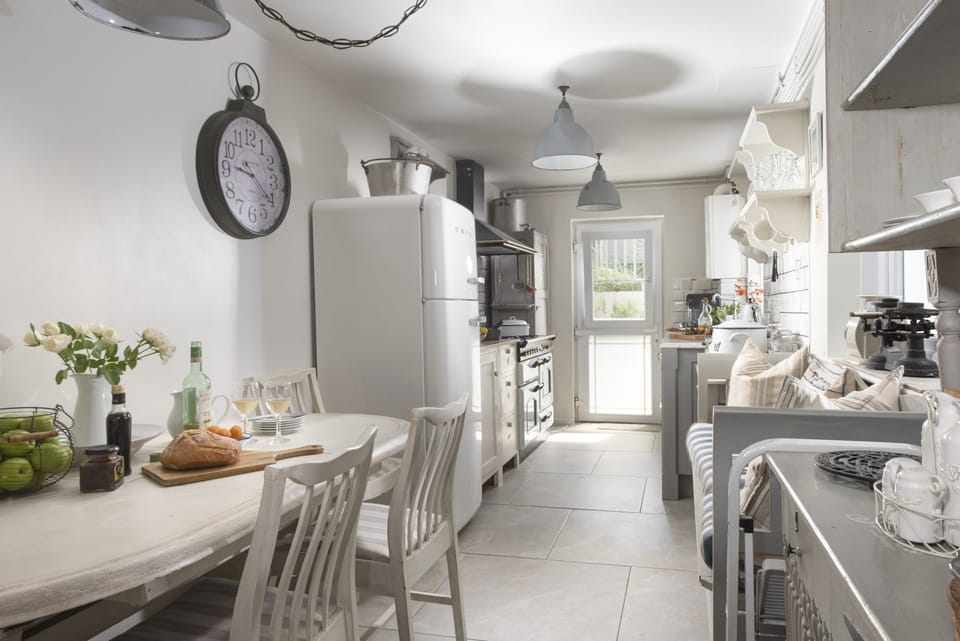 Kitchen, breakfast table, seating area, garden - Almond Cottage