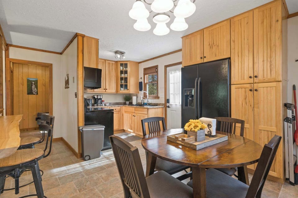 Enjoy the perfect flow between cooking and dining in our open floor kitchen and dining area—great for gathering, sharing meals, and making memories.