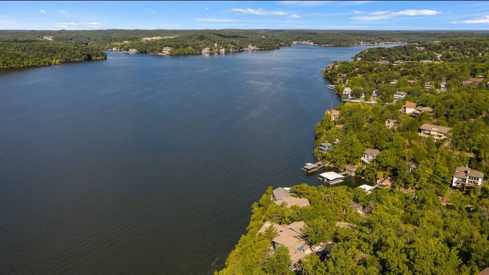 Breathtaking panoramic lake views—perfect for relaxing and soaking up the beauty of the Ozarks.