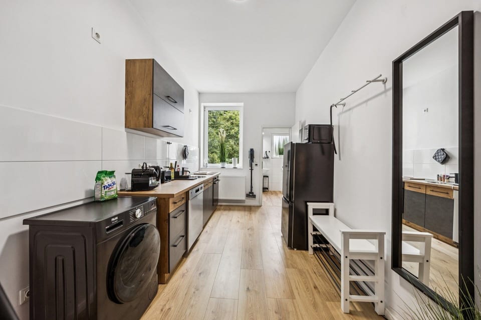 Die moderne Küche mit kompletter Ausstattung, stilvollen Holzelementen und viel Platz lädt zum gemeinsamen Kochen und Genießen ein.