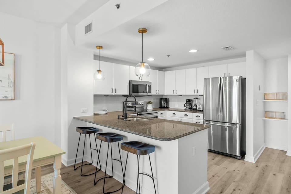 Kitchen with Breakfast Bar